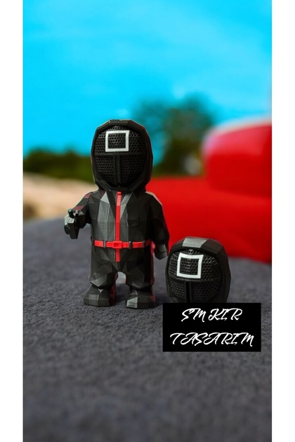 SQUID GAME マスク付きガードフィギュアセット From Ekuaz Studio here