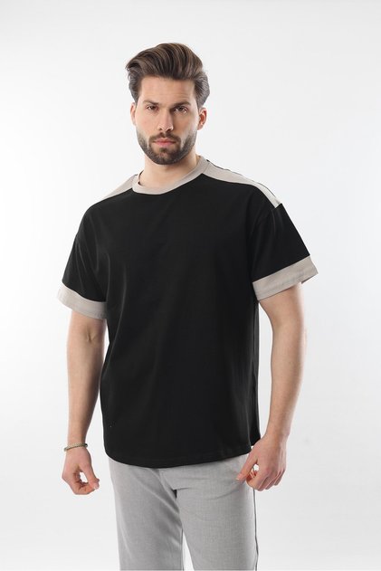 Schwarzes Herren-T-Shirt mit Schulterstreifen und detailliertem E7125
