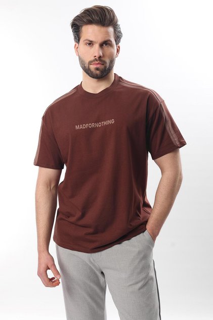 Bitter Brown Herren-T-Shirt mit Rundhalsausschnitt und Aufdruck E7110