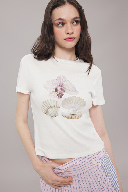 Ekru Baskılı Fitted/Vücuda Oturan Örme T-shirt TWOSS25TS00108