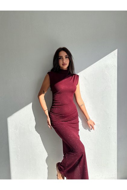 فستان سهرة طويل عنابي بلمسة لامعة وفتحة