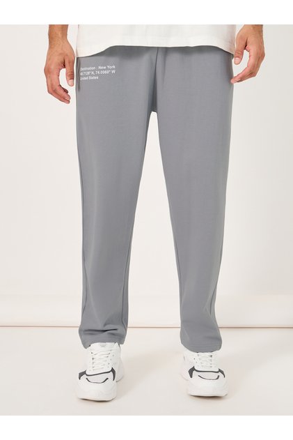بنطال رياضي كبير الحجم مفتوح الحافة بطبعة شعار