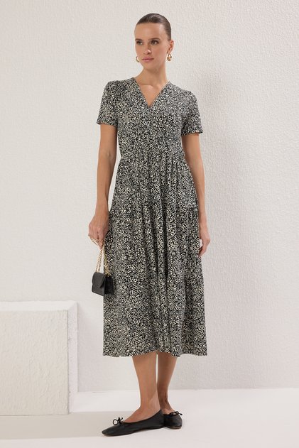 Rochie neagră, florală, cu flori, cu două rânduri de nasturi, tip skater, cu talie deschisă, tricotată elastică, cu tiv tivetat TWOSS24EL00417