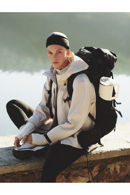 Seasonal Jacket Hooded Zippered Pocket Detailed Comfortable Fit