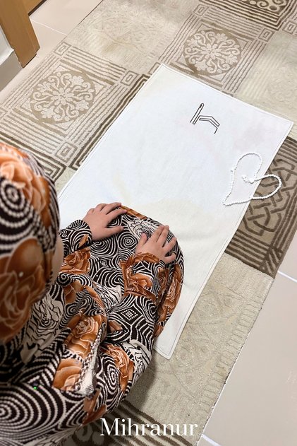 Minimal Kaaba Embroidered Linen Children's Prayer Rug with Rosary Gift Prayer Encouragement Prayer Rug