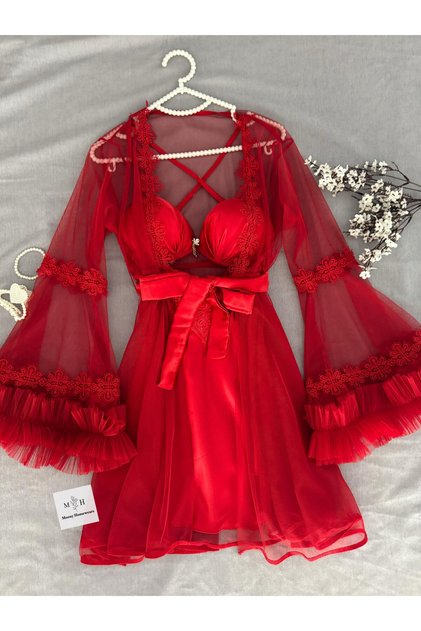 Ultra-Luxus-Set mit Nesal-Nachthemd und Tüll-Morgenmantel aus rotem Satin