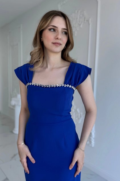 Saks Maxi Boy yaka taş detaylı uzun elbise