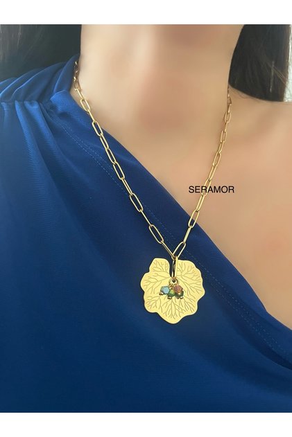 Ataç zincirli renk detaylı yaprak kolye çelik
