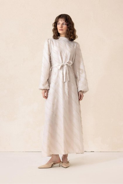 Langes Kleid mit Glitzer und Quastendetails BEIGE 9299-E