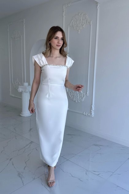 فستان طويل أبيض بياقة ماكسي وتفاصيل حجرية