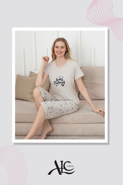Women's Pajama Set Summer Comfort: Stone-Colored Star Pattern – Short Sleeves & Capris