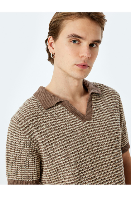 تي شيرت تريكو بأكمام قصيرة ورقبة على شكل حرف V من مزيج القطن