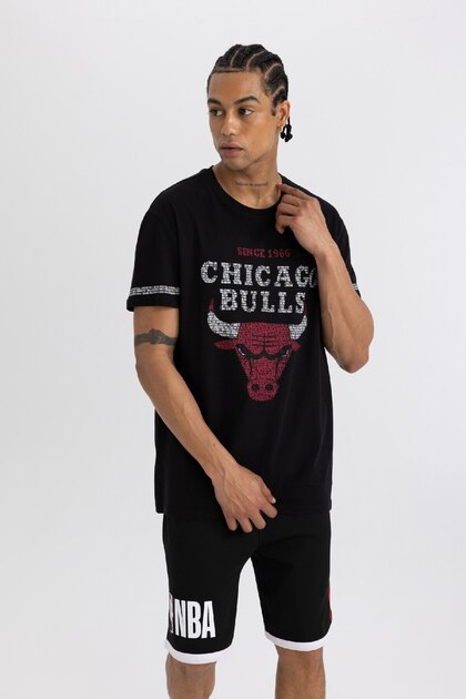 Μπλουζάκι NBA Chicago Bulls με κανονική εφαρμογή, λαιμόκοψη ποδηλάτου και κοντό μανίκι N7498az24sm
