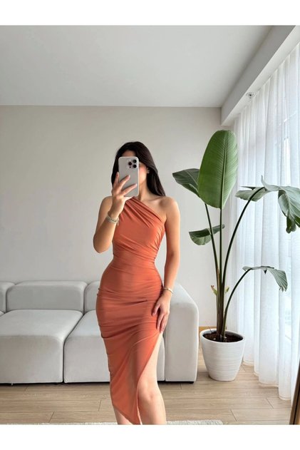 Rochie maxi cu un singur umăr și șliț