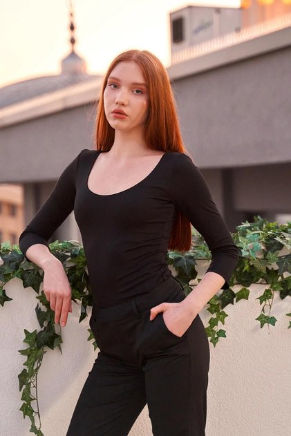 Women's Body Fitted Deep Neck Simple Half Sleeve Body Blouse
