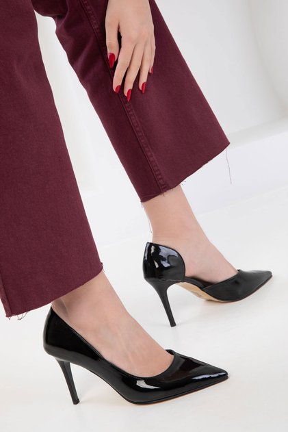 20484 Klassische Damenschuhe mit Absatz aus schwarzem Lackleder