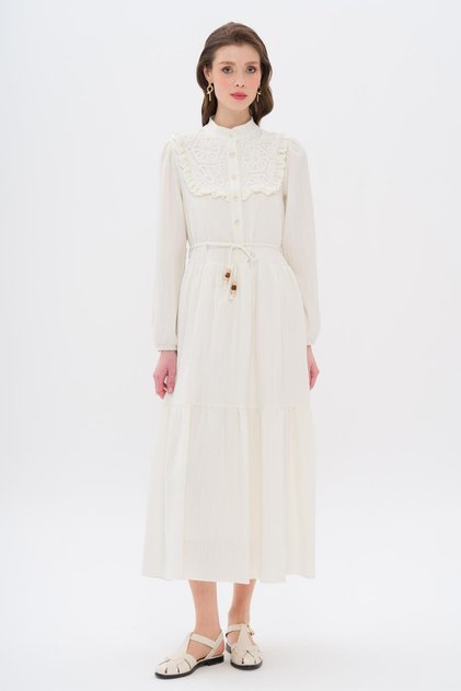 Vorne mit Rüschen und Guipure-Details versehenes, gefüttertes Kleid EKRU 9322-E