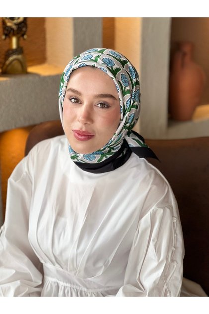 وشاح حريري بنمط ديزي تانكا