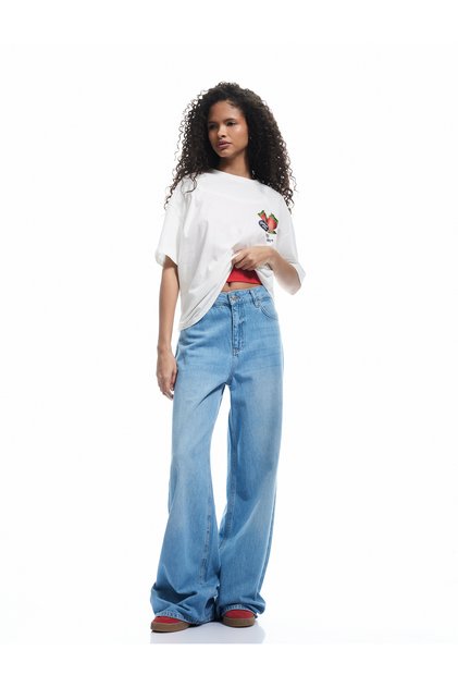 Short Sleeve Crew Neck Cotton Oversize T-Shirt with Strawberry Print on the Back