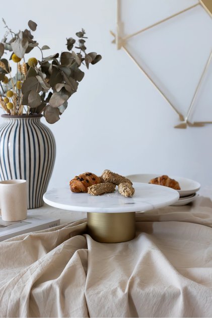 Marble 25 Cm White Round Presentation Plate with Metal Legs