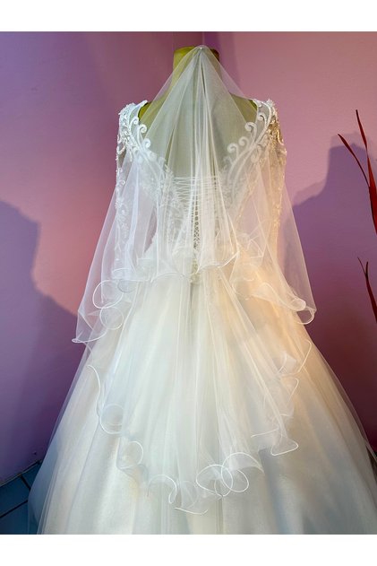 Cream Color Wavy Veil