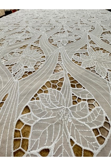 Țesătură din dantelă cu model floral alb-negru și detalii din piatră | Pentru design personalizat și rochii de seară | 1 metru