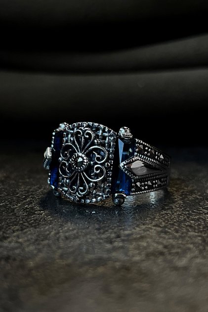 Cesur Görünümlü Modern Tasarım Safir Baget Taşlı Gümüş Erkek Yüzüğü