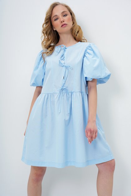 Rochie de vară din popelin cu mâneci cu bule, albastru, cu gâtul turn, cu cravată în față ALC-X13977