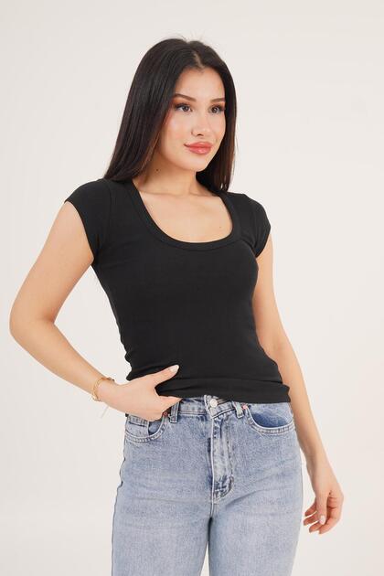 تي شيرت أساسي بياقة بيضاوية وأكمام قصيرة باللون الأسود