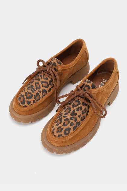 Pantofi din piele naturală cu model leopard, numere 36-41, cu șireturi.
