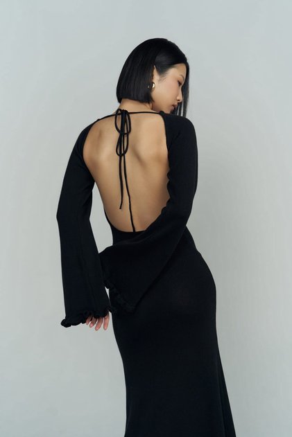 Rochie neagră de tricotaje decoltată Angela Back