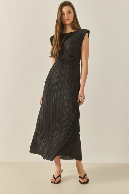 Schwarzes, detailliert tailliertes, wattiertes, langstieliges Kleid aus Satin mit Textur für Damen 436 60283307