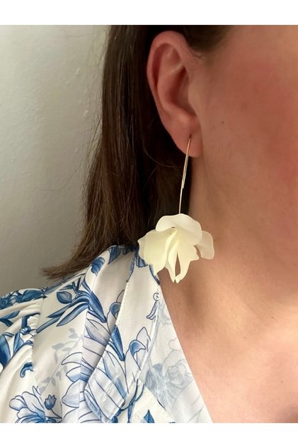 Kadın Krem Renk Akrilik Üst Kısmı Altın Kaplama Yaprak Model Şık Küpe Uzunluk 7 cm