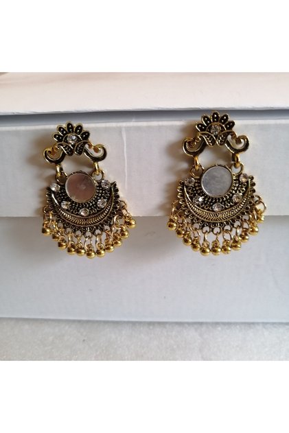 Kadın otantik el yapımı altın metal boncuklu kesme parlak kristal taşlı aynalı küpe 4.5x3 cm Hint