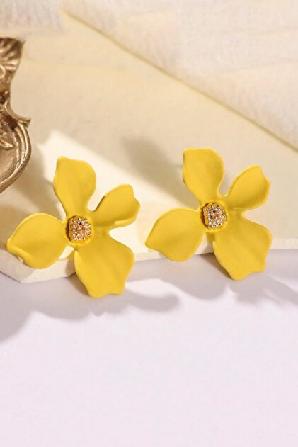 Elegant Floral Stud Earrings