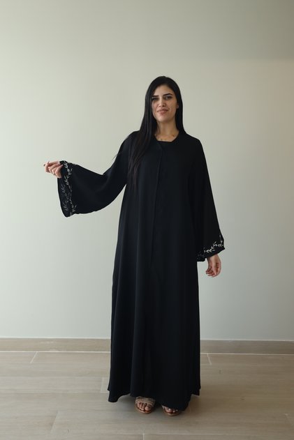 عباية نسائية من قماش النيدا بأكمام جرسية سوداء