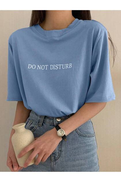تي شيرت نسائي مطبوع برقبة دائرية من Do Not Disturb