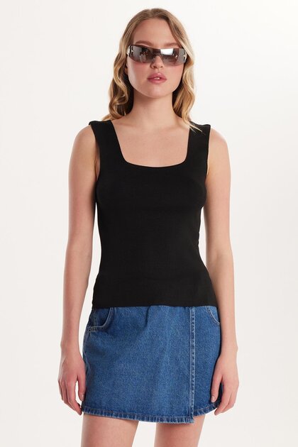 Women's Standard Fit Strap U Neck Ribbed Black Body Undershirt