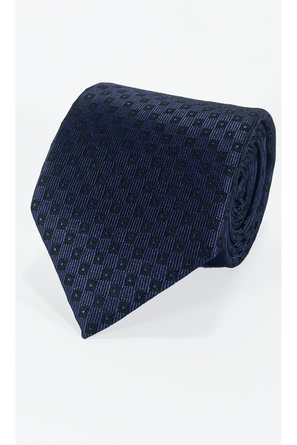 Set cravată clasică și batistă de buzunar din microfibră în carouri bleumarin pe fundal negru – 7 cm