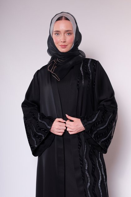 عباية أنيقة منقوشة باللون الأسود