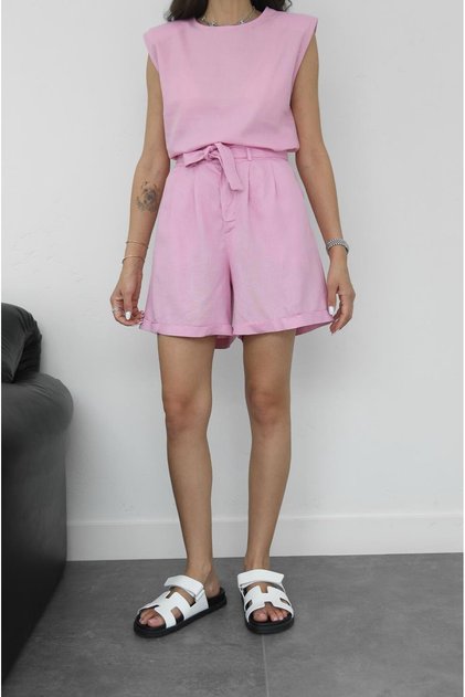 Rosa Leinenshorts mit Gürtel