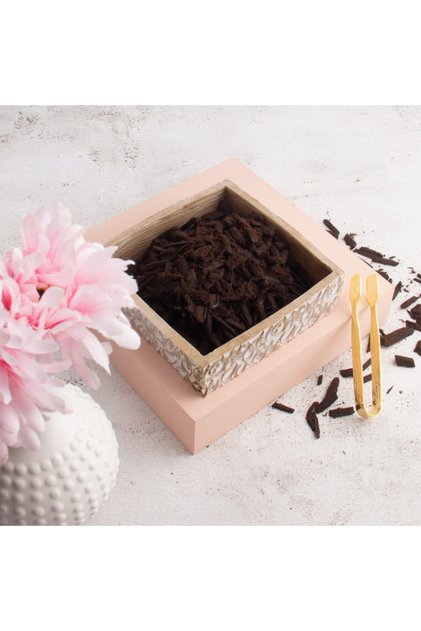 Luxurious blend of oud, amber, and oriental fragrances. Weight: 28 grams.