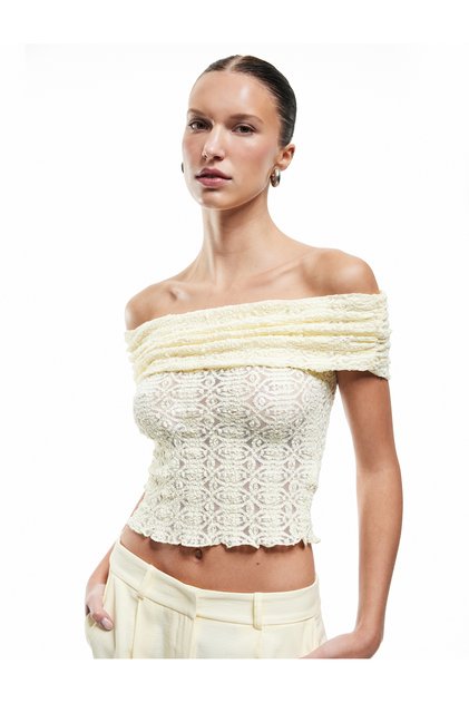 Semi See-Through Sleeveless Slim Fit Madonna Collar Lace Blouse