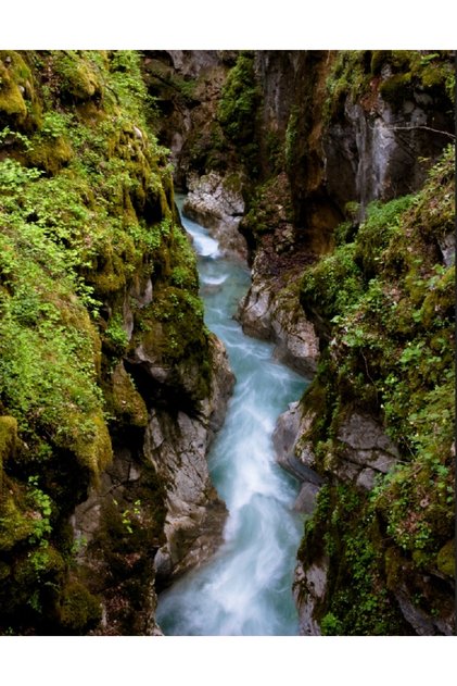 Fototapet de perete autoadeziv si lavabil Rau printre stanci, 150 x 205 cm