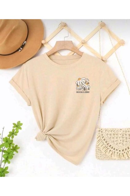 Oversize Daisy Blooum Printed Cream Colored Relaxed Cut T-Shirt Trend