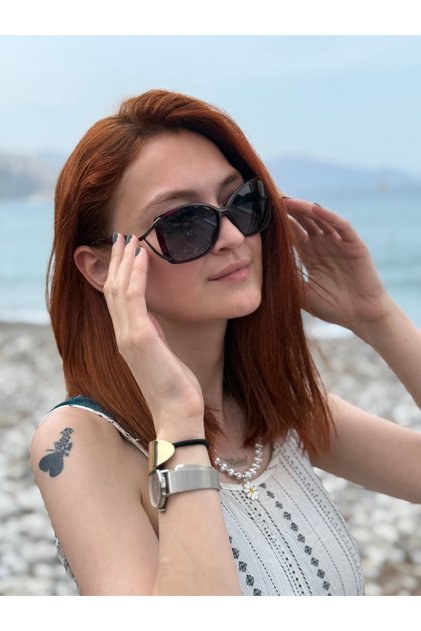 Stylish Women's Sunglasses with Burgundy Oval Frame and Black Metal Detail
