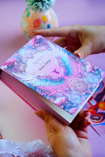 Tabletop Hard Cover Notepad. 80 Grams of Ivory Paper, 340 Sheets. 11X15.8 Cm. Colored Edge.