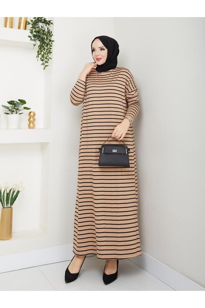 Our Striped Viscose Combed Cotton Dress with a Fabric That Doesn'T Define the Line of the Hat