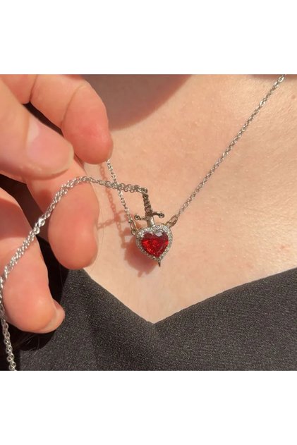 Çiftlere Özel Kalp ve Kılıç Kolye – Anlamlı Kombin Takı