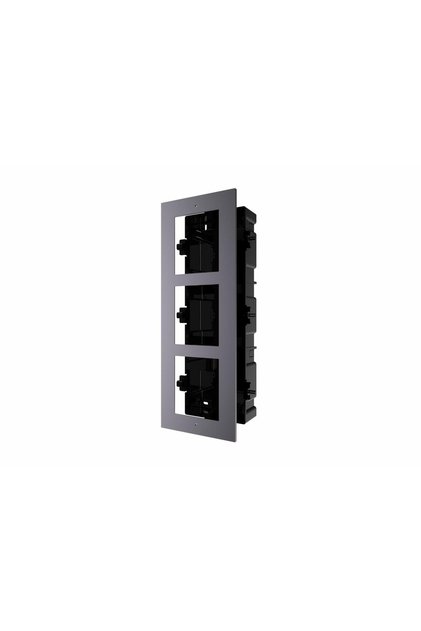 Zapuštěný čelní panel pro 3 moduly